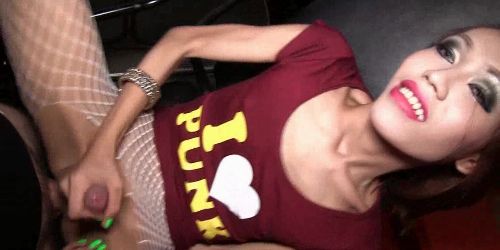 Vékony transz csaj heves bareback kalandja