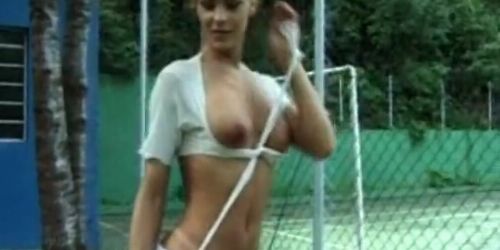 Sportos szőke transz csaj nagy cicikkel pózol a szabadban