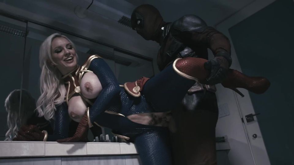 Bomba alakú szőke színésznő izgató szerepjátékban